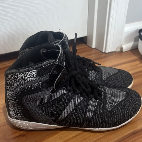 Black and Gray High-Top Sneakers - Picture 4 of 7